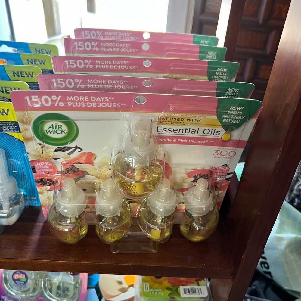 Airwick oil plug ins give in package